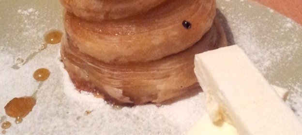 Груша и ананасы в сиропе, запеченные в слоеном тесте