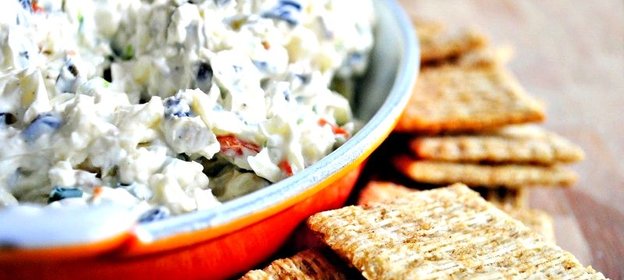 Салат с сыром и оливками