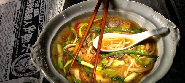 Лапша удон с курицей, вешенками и зеленым луком