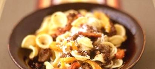 Паста с колбасой и жареным перцем