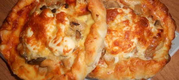 Пицца с грибами и сыром