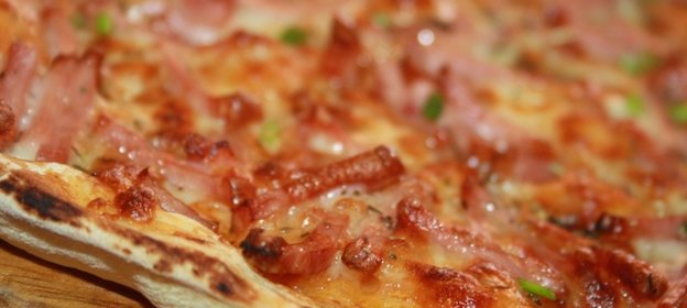 Пицца с сыром и ветчиной