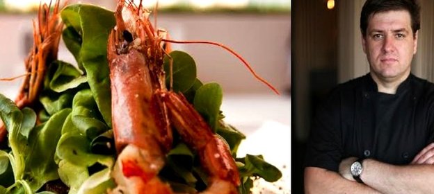 Салат с креветками, пюре из брокколи и печеными овощами