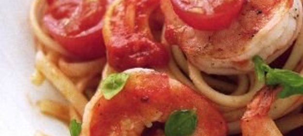 Макароны с креветками, помидорами и базиликом