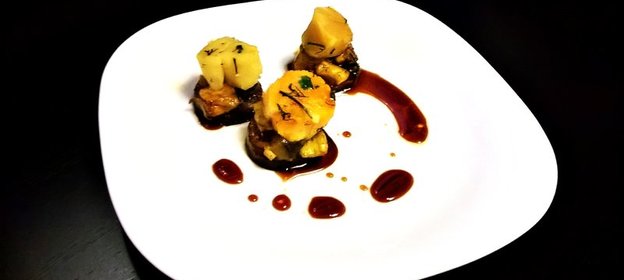 Морские гребешки обжареные с грушей в соусе наршараб