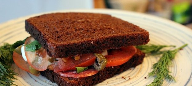 Сендвич из ржаного хлеба с салями и помидором