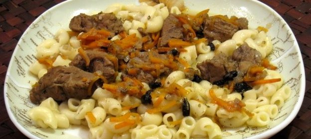 Тушеное мясо с морковью