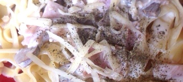 Паста фетучини с ветчиной и шампиньонами