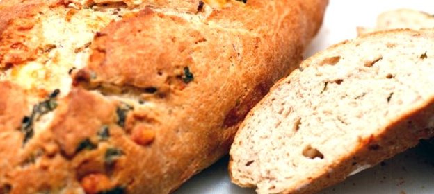 Домашний хлеб с орехами, базиликом и козьим сыром