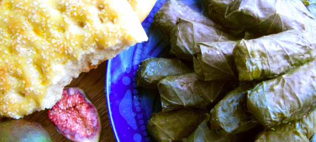 Сарма с сочной начинкой из форели и лепешками пиде для ароматной заливки