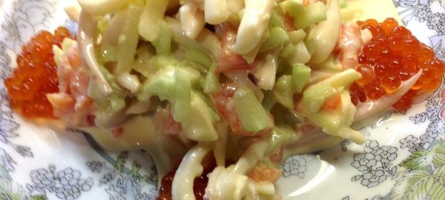 Салат морской с кальмарами и семгой
