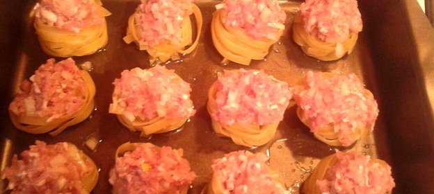 Макаронные гнезда с фаршем в духовке