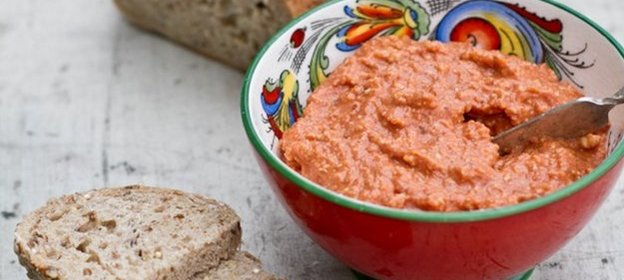 Соус-дип из томатов и миндаля