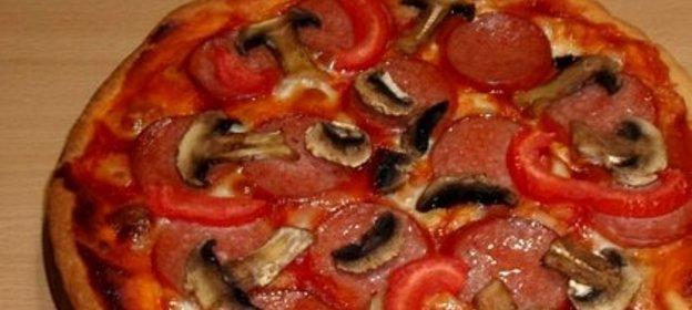 Пицца с колбасой, грибами, помидорами и сыром