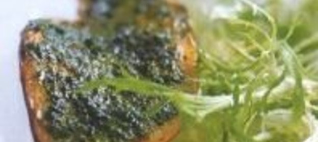 Макароны с чесночным соусом из свежих помидоров