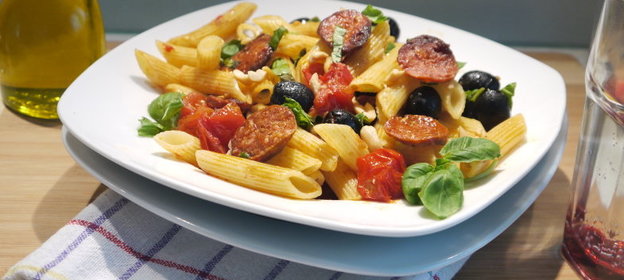 Паста пенне с оливками, чоризо и базиликом
