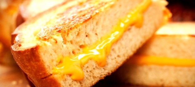 Бутерброды с жареным хлебом и сыром