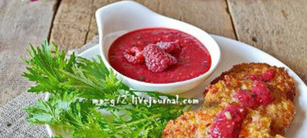 Оладьи из индейки с копченым сыром, паприкой и малиновым соусом