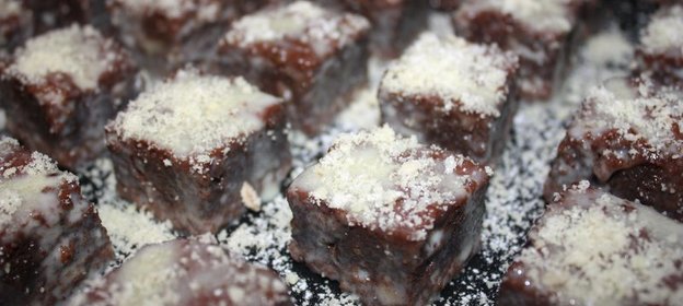 Шоколадно-миндальные пирожные с пропиткой