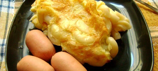 Макароны с яйцом и сосисками