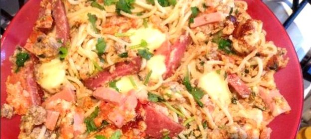 Макароны с колбасой и яйцом