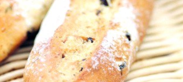 Хлеб с копченым беконом и красным луком