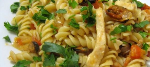 Паста с морским коктейлем и свежими помидорами