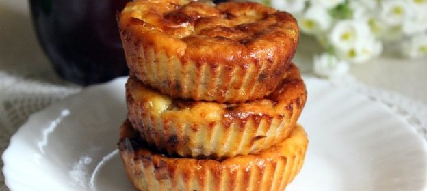 Творожные мини-запеканки с бананом и изюмом