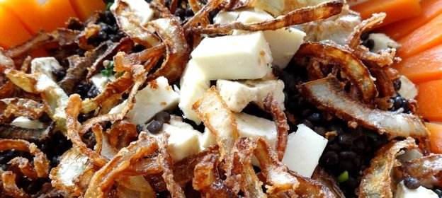 Салат из черной чечевицы «белуги» с козьим сыром и маринованной тыквой