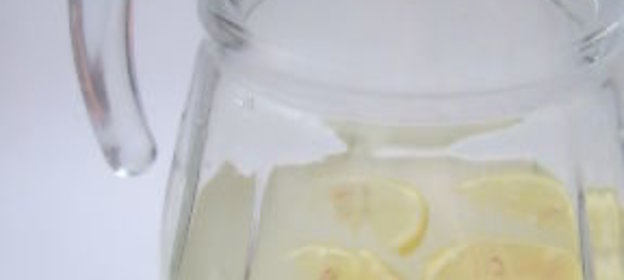 Многослойный бутерброд из белого хлеба и сыра