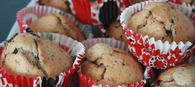 Маффины с шоколадом, орехами и сушеной вишней