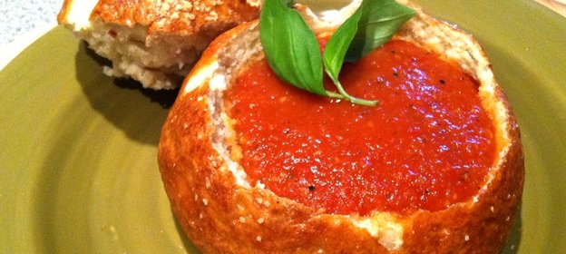 Томатный суп в хлебе