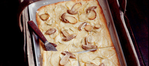 Пицца с грибами и картофелем