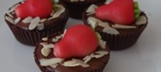 Шоколадные корзиночки с клубничным джемом и марципановой клубникой