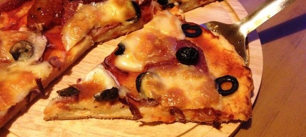 Пицца на творожном тесте с салями. Ужин для двоих