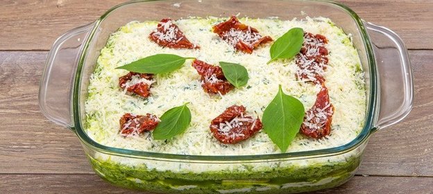 Овощная лазанья из цукини с рикоттой и соусом песто