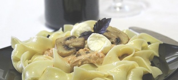 Паста с шампиньонами и моцареллой