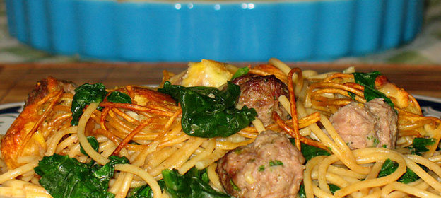 Спагетти из цельного зерна со шпинатом и мясными фрикадельками