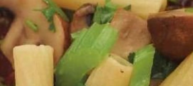 Паста с грибами и колбасками чоризо