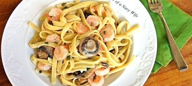 Паста с креветками и шампиньонами в сливочном соусе
