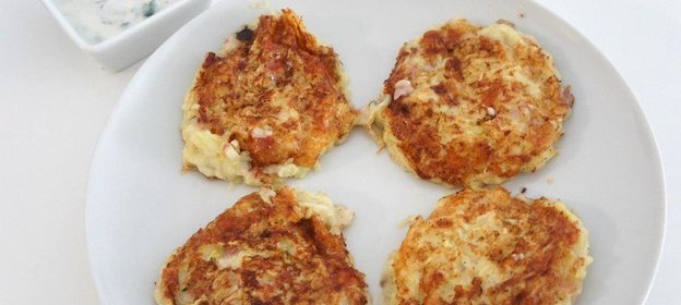 Оладьи из цуккини с сыром и беконом с соусом