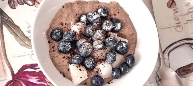 Льняная каша голубикой и шоколадной крошкой