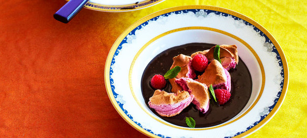 Малиновое суфле в шоколадном соусе