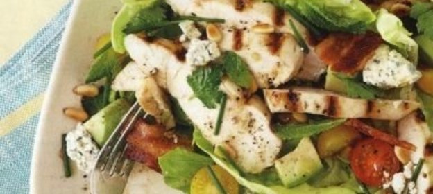 Салат с овощами и жареным куриным филе