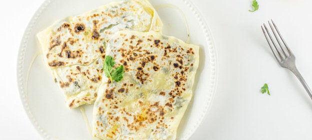 Домашние лепешки со шпинатом и сыром фета