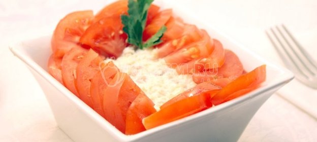 Десерт из мороженого с персиками