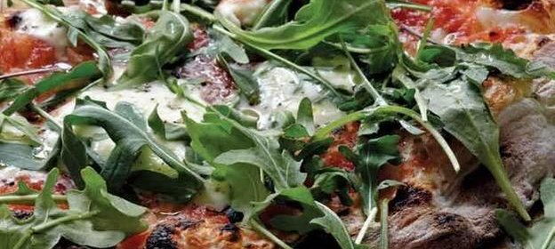 Пицца с рукколой и домашним соусом