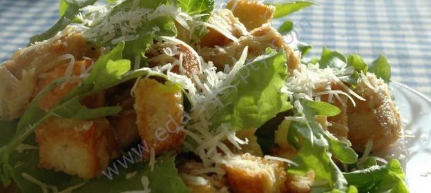 Салат Цезарь с сухариками