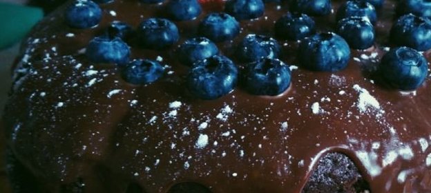 Шоколадный торт с ягодами