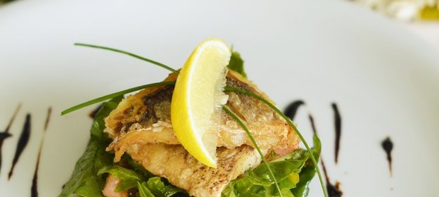 Сибас с салатом и средиземноморским соусом